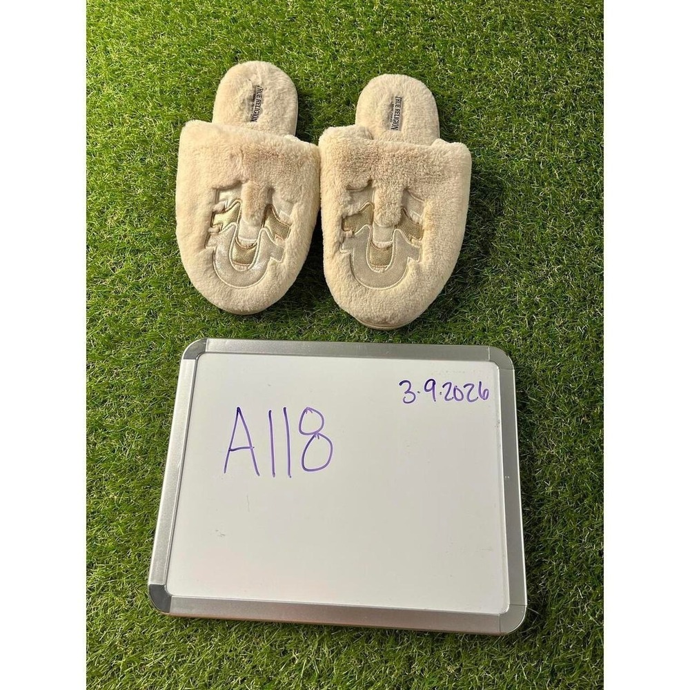 Womens True Religion Slippers Cozy Beige Fuzzy Slippers Size M(6 1/2 - 7 1/2)